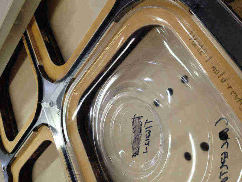 Low knife with retainer plate