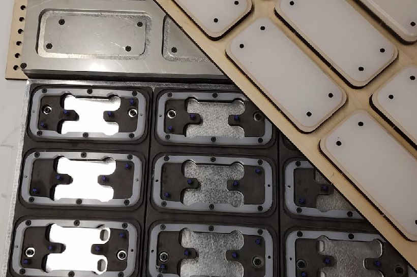 Die with locators and anvil 